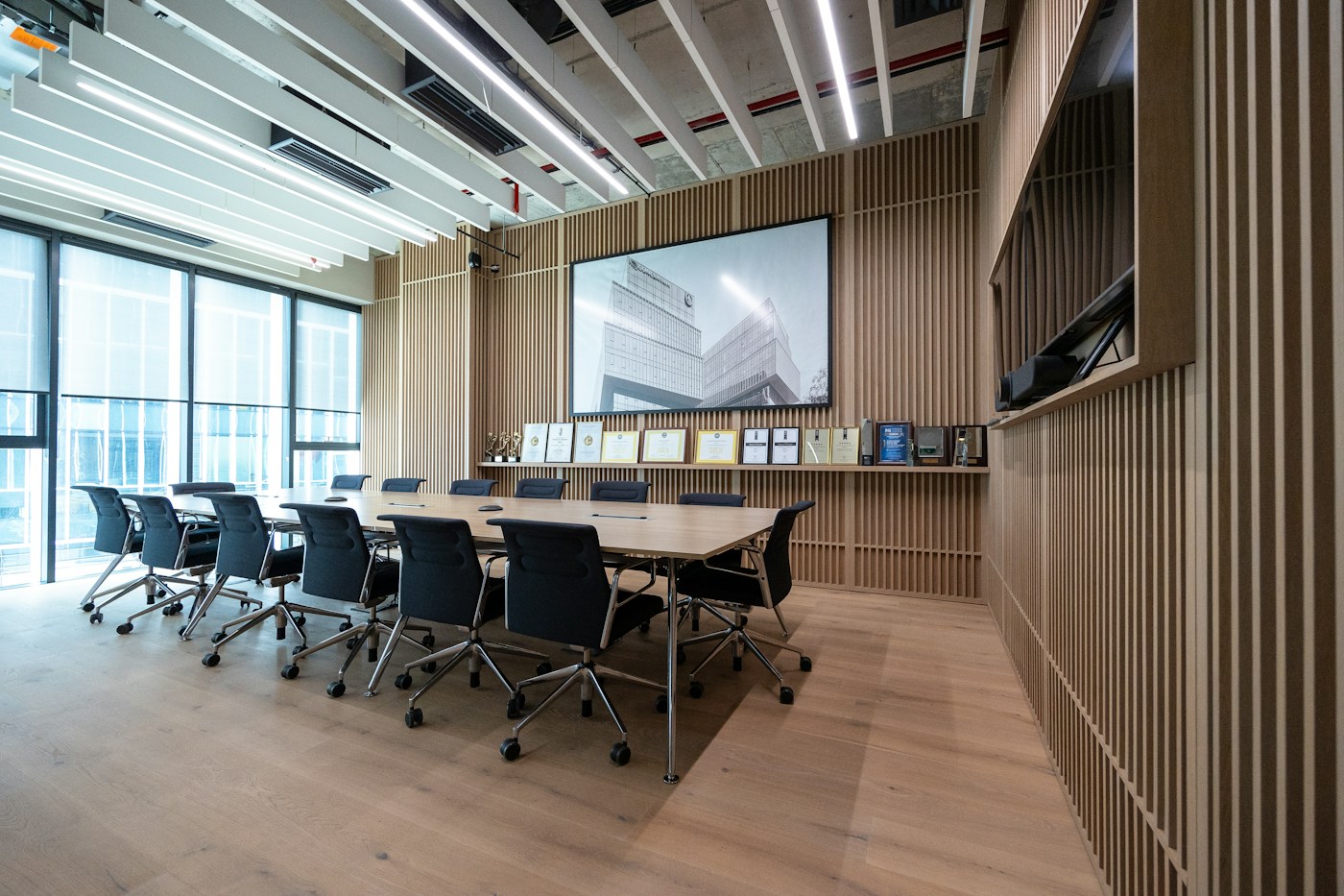 Sala konferencyjna z drewnianym stołem — fotografia ilustracyjna, nie przedstawia siedziby PND